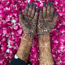 Sana Khan की मेहंदी की तस्वीरें आई सामने, ऑरेंज और पिंक जोड़े में लगीं बला की खूबसूरत