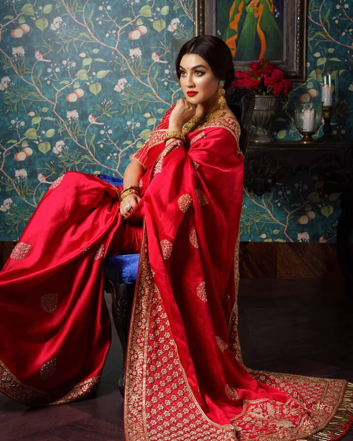 आपने अब तक बॉलीवुड एक्ट्रेस की खूबसूरती के बारे में सुना होगा. लेकिन आज हम आपको बांग्लादेशी एक्ट्रेस के बारे में बताने जा रहे हैं जो खूबसूरती के मामले में किसी से कम नहीं हैं. उनकी अदाओं और एक्टिंग के लोग दीवाने हैं, साथ ही उनकी फैन फॉलोइंग भी जबरदस्त है तो चलिए जानते हैं विस्तार से इनके बारे में...जया अहसन:  मॉडल के रूप में अपने करियर की शुरुआत करने वाली एक्ट्रेस जया अहसन  अपनी खूबसूरती के लिये जानी जाती हैं. उन्होंने फिल्म 'डबसर' से अपने करियर की शुरुआत की. हालांकि यह फिल्म फ्लॉप रही लेकिन, लेकिन जया को उनके अभिनय के लिये काफी सराहना मिली. जया ने फिल्म 'गुरिल्ला' के लिए बांग्लादेश में पहला राष्ट्रीय पुरस्कार जीता. 