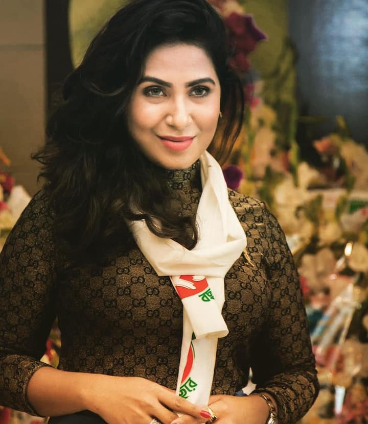 अलीशा प्रधान:  अलीशा प्रधान ने 15 साल की उम्र में अपने पिता की कंपनी में एक ट्रेनी के रूप में अपना करियर शुरू किया था. फिल्मों में अलीशा ने अपने करियर की शुरुआत 2015 में की थी. वह अपने लुक की वजह से हमेशा सुर्खियों में बनी रहती हैं. उन्होंने 2008 में एक मॉडल के रूप में शुरुआत की थी.