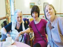 नाज़ियों के हमले, प्लेन क्रैश और कैंसर-कोरोना को मात देने वाली महिला ने मनाया अपना 100वां जन्मदिन