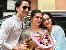 In Pics: शाहीर शेख ने गर्लफ्रेंड रुचिका कपूर से की कोर्ट में शादी, आशीर्वाद देने पहुंची सुप्रिया पिलगांवकर