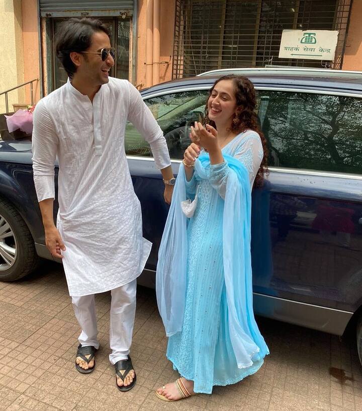 इन तस्वीरों में शाहीर और रुचिका काफी तेजी से हंसते हुए नजर आ रहे हैं और फोटो के लिए पोज दे रहे हैं. इनकी तस्वीर टीवी और फिल्म प्रोड्यूसर एकता कपूर ने कमेंट किया है और हैरानी के साथ-साथ दोनों को शुभकामनाएं दी हैं. 