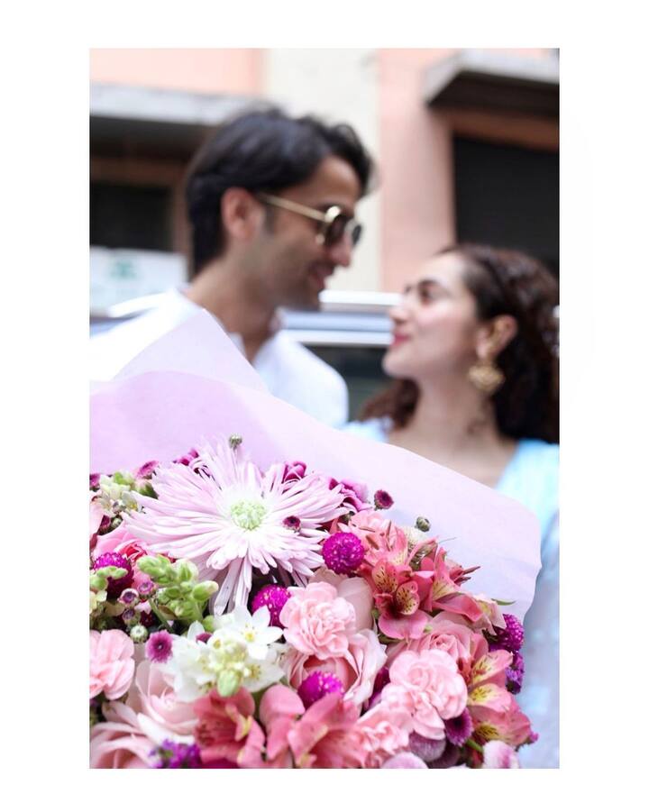 शाहीर ने शादी का एक क्लोज-अप लेकिन ब्लर फोटो शेयर किया. इसके साथ उन्होंने 1972 में आई फिल्म पकीजा के गीत को लिखा,