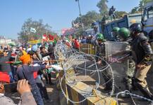 तस्वीरें: हक की लड़ाई में पुरुषों के साथ कंधे से कंधा मिलाती नज़र आईं महिलाएं, किसानों और जवानों के बीच खूब हुई झड़प