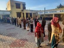 जम्मू-कश्मीर के DDC चुनाव में बढ़-चढ़कर हिस्सा ले रहे लोग, वोटिंग से दिया पाकिस्तान को कड़ा संदेश