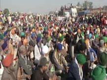 Farmers Protest: सिंघु बॉर्डर पर लगा 7 किलोमीटर लंबा जाम,  सड़क पर बैठे किसान कर रहे आगे की रणनीति पर विचार