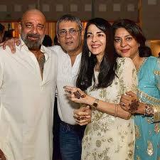 संजय दत्त और कुमार गौरव जीजा-साले हैं. संजय की बहन नम्रता की शादी कुमार से हुई है जो कि वेटरन एक्टर राजेंद्र कुमार के बेटे हैं. 