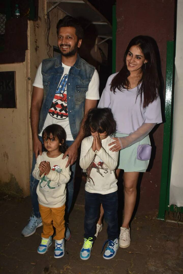 रितेश देशमुख  एक्टर रितेश देशमुख और कुणाल खेमू भी पैटरनिटी लीव्स ले चुके हैं. मीडिया रिपोर्ट्स के अनुसार, अपने दोनों बच्चों के जन्म के समय रितेश ख़ास तौर पर जेनीलिया के साथ ही थे. 