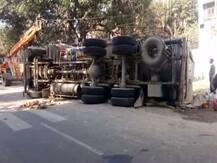 गोरखपुरः ट्रक को बचाने में पेट्रोल से भरा टैंकर पोल से टकराकर पलटा, बड़ा हादसा टला