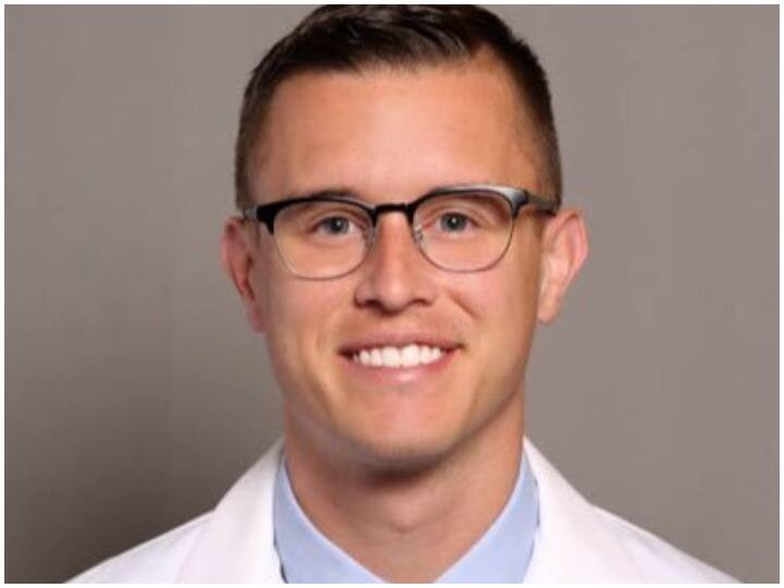 कोविड-19 से संक्रमित हॉस्पिटल में भर्ती होनेवाले डॉक्टर ने बताया, 'मैं चाहता हूं लोग समझें ये कितना गंभीर है' As a doctor and patient of covid-19, he shared his story telling how serious this is कोविड-19 से संक्रमित हॉस्पिटल में भर्ती होनेवाले डॉक्टर ने बताया, 'मैं चाहता हूं लोग समझें ये कितना गंभीर है'