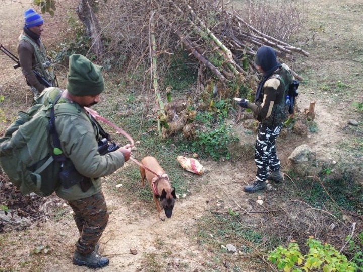 Bihar: CRPF and Military Intelligence team recovered large number of Naxalites including weapons during combing operation ann बिहार: CRPF और मिलिट्री इंटेलिजेंस की टीम ने कॉम्बिंग ऑपरेशन के दौरान बड़ी संख्या में हथियार समेत नक्सली पर्चा किया बरामद
