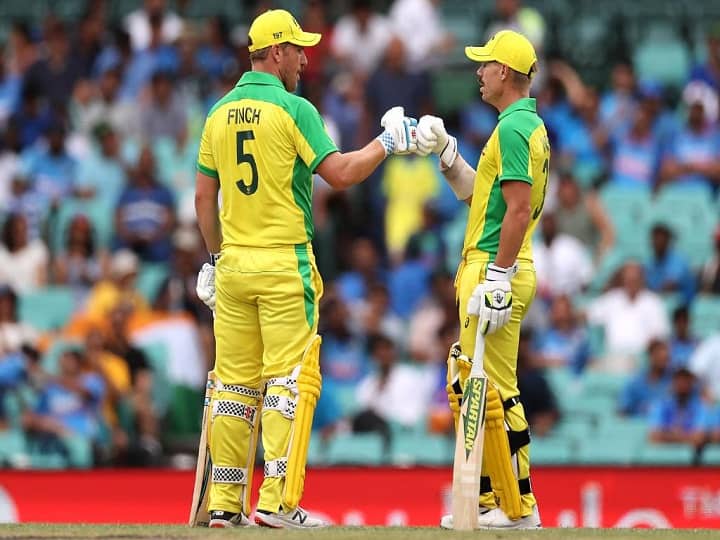Ind vs Aus: ऑस्ट्रेलियाई टीम को लगा बड़ा झटका, ये दिग्गज खिलाड़ी हुआ चोटिल Ind vs Aus: David Warner lands awkwardly while fielding in 2nd ODI watch video Australia vs India Ind vs Aus: ऑस्ट्रेलियाई टीम को लगा बड़ा झटका, ये दिग्गज खिलाड़ी हुआ चोटिल