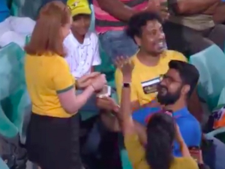Ind vs Aus: Indian fan proposes girlfriend during second ODI in Sydney Watch video goes viral Ind vs Aus: भारतीय फैन ने बीच मैच में ऑस्ट्रेलियाई लड़की को किया प्रपोज, मिला ये जवाब, देखें वीडियो