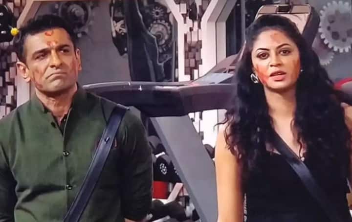 कविता कौशिक vs एजाज़ खान - बिग बॉस के सीजन 14 में कविता कौशिक और एजाज़ खान के बीच छिड़ी जंग नेक्स्ट लेवल पर पहुंच चुकी है. कविता ने जब से एजाज़ खान के बारे में नेशनल टीवी पर सनसनीखेज खुलासा किया है तब से दोनों के बीच कुछ भी ठीक नहीं चल रहा है. बता दें कि, कविता ने यह कहकर सबको चौंका दिया था कि एजाज़ खान को लॉकडाउन के दौरान उन्होंने खाना खिलाया था. यह बात एजाज़ को कहीं ना कहीं नागवार गुजरी और दोनों के बीच कहासुनी हो गई.
