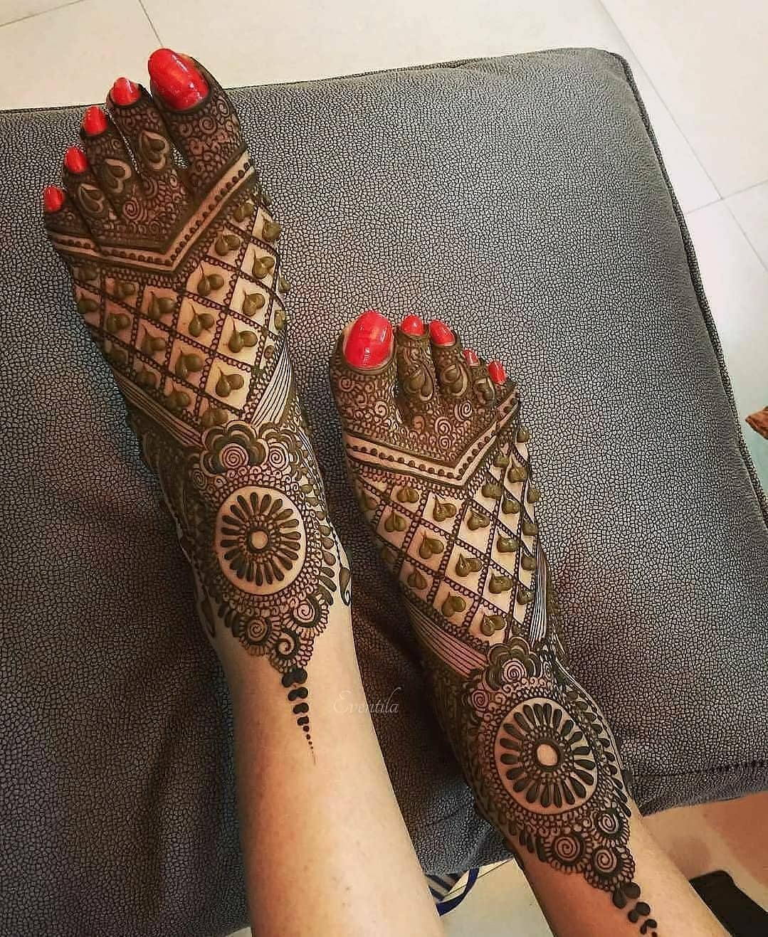 Mehndi design for Legs : गोरे गोरे पैरों पर लगाएं मेंहदी की ये खूबसूरत  डिजाइंस, तारीफ करते नहीं थकेगा कोई, देखें - Bloggistan