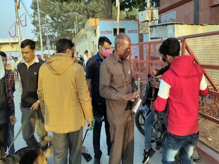 कार्तिक पूर्णिमा मेले पर कोरोना का साया, बाहरी श्रद्धालुओं के अयोध्या आने पर लगाई गई पाबंदी administration banned outside devotees coming to Ayodhya at the Kartik Purnima fair ann कार्तिक पूर्णिमा मेले पर कोरोना का साया, बाहरी श्रद्धालुओं के अयोध्या आने पर लगाई गई पाबंदी