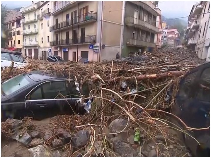 Rain and storm caused havoc in Italy, road changed in cars cemetery इटली में बारिश और तूफान ने मचाया कहर, कारों के कब्रिस्तान में बदली सड़क