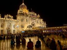 Guru Nanak Jayanti 2020: प्रकाश पर्व पर बंगला साहिब समेत गोल्डन टेंपल रोशनी से जगमगाया, देखें तस्वीरें