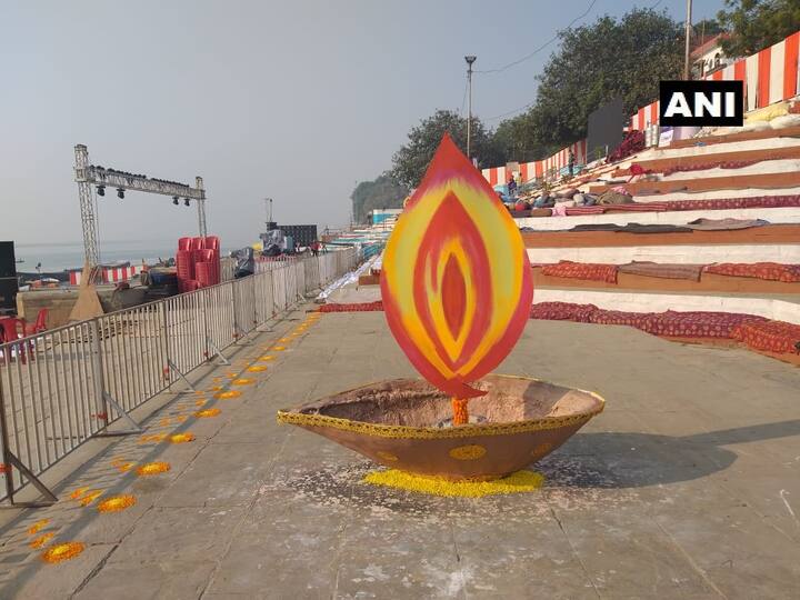 देव दीपावली पर काशी के घाटों को सजाया जा रहा है. आपको बता दें कि आज पीएम मोदी अपने संसदीय क्षेत्र आ रहे हैं.