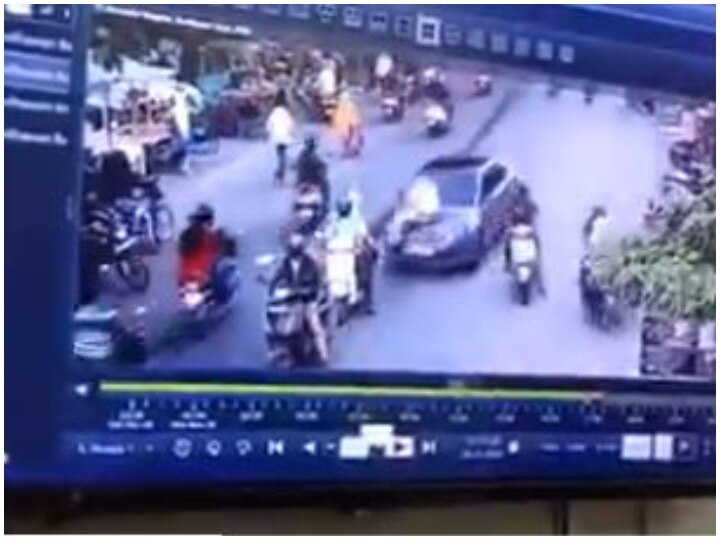 नागपुर में सरेराह गुंडागर्दीः कार की बोनट पर ट्रैफिक कॉन्स्टेबल को घसीटा, कई लोगों को मारी टक्कर Gundagardi in Nagpur: A traffic constable dragged on the bonnet of a car, killing several people नागपुर में सरेराह गुंडागर्दीः कार की बोनट पर ट्रैफिक कॉन्स्टेबल को घसीटा, कई लोगों को मारी टक्कर