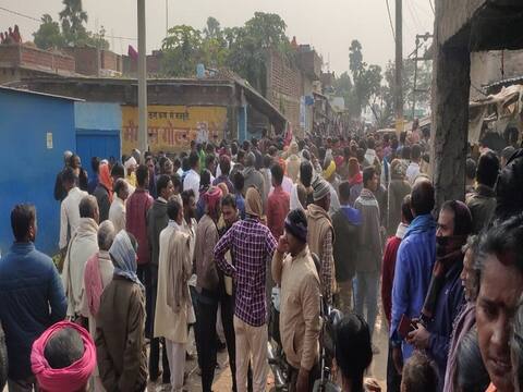 बिहार: व्यवसायी की हत्या पर आक्रोशित ग्रामीणों ने पुलिस को खदेड़ा बिहार: व्यवसायी की हत्या पर आक्रोशित ग्रामीणों ने पुलिस को खदेड़ा