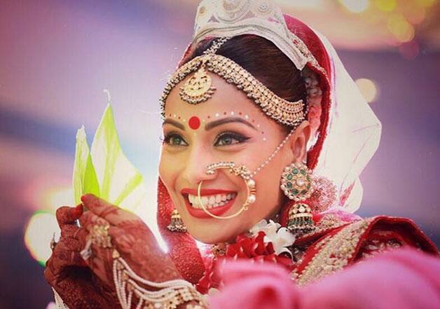 बिपाशा बसु: बिपाशा को बॉलीवुड की सबसे सेक्सी अभिनेत्रियों में शुमार किया जाता है. उनके तीखे नैन-नक्श, मादक मुस्कान और उनके अंदाज़ तारीफे-काबिल है. अपनी शादी में भी बिपाशा ने बंगाली रीति-रिवाज निभाए थे और बंगाली ब्राइड के रूप में उनकी तस्वीरें बेहद वायरल हुई थीं. (pic credit: instagram)