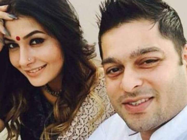 Bigg Boss 14: होटल चलाते हैं पवित्रा पुनिया के पति सुमित महेश्वरी, बोले- चार बार दे चुकीं हैं धोखा Bigg Boss 14 pavitra Punia married with Sumit Maheshwari says four time cheated Eijaz Khan Bigg Boss 14: होटल चलाते हैं पवित्रा पुनिया के पति सुमित महेश्वरी, बोले- चार बार दे चुकीं हैं धोखा