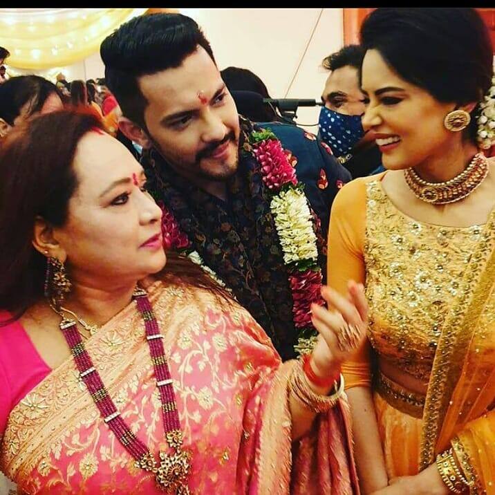 भले ही शादी में चुनिंदा लोग ही मौजूद रहे लेकिन इनके रिसेप्शन में कई बड़ी हस्तियां पहुंची. शादी में जहां आदित्य ट्रेडिशनल आउटफिट में दिखे तो वहीं रिसेप्शन में उन्होंने ब्लैक सूट पहना था. 