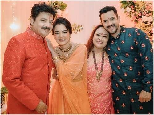 Aditya Narayan marries Shweta Aggarwal on father Udit Narayan's 65th birthday Aditya Narayan ने पापा उदित नारायण के 65वें जन्मदिन पर ही बांधा सेहरा, इस खास दिन को बनाया और भी स्पेशल