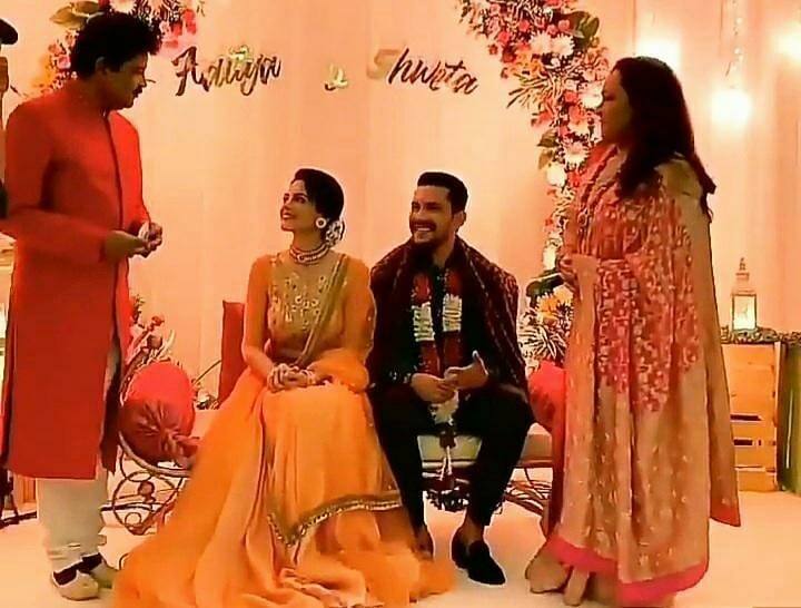 शादी को लेकर आदित्य नारायण ने बताया कि उनकी शादी एक दिसंबर को होगी और कोविड 19 की वजहसे सिर्फ करीबी दोस्त और परिवार के लोग ही शामिल होंगे. महाराष्ट्र सरकार ने शादी में 50 से ज्यादा लोगों की अनुमति नहीं दी. 