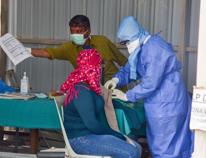 89 people found corona positive in gautambudh nagar ANN Coronavirus: नोएडा में धीमी पड़ी कोरोना की रफ्तार, 24 घंटे में 89 संक्रमित, 111 मरीज डिस्चार्ज