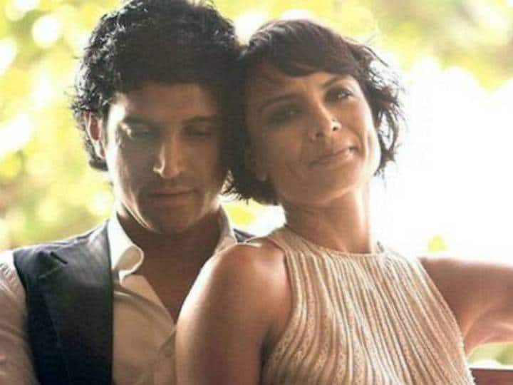 फिल्म अभिनेता और फिल्ममेकर फरहान अख्तर ने अपने से छह साल बड़ी हैं. हालांकि दोनों का तलाक हो गया है. अब फरहान अख्तर शिबानी दांडेकर के साथ रिलेशनशिप में है.