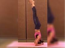 In Pics: योगा करने में माहिर हैं ये एक्ट्रेसेस, देखें दीपिका से लेकर अनुष्का की Headstand करते हुए तस्वीरें