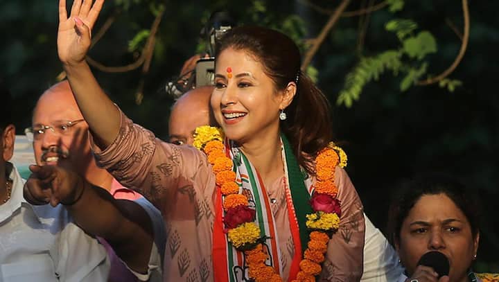 उर्मिला मातोंडकर : बाकी स्टार्स की तरह उर्मिला भी पॉलिटिक्स में अपनी किस्मत आजमा चुकी हैं. 2019 के लोकसभा चुनावों में उर्मिला को कांग्रेस पार्टी से टिकट मिला था और उनकी सीधी टक्कर भाजपा के गोपाल शेट्टी से हुई थी. इस चुनाव में उर्मिला को बड़ी हार का सामना करना पड़ा था. हालांकि, उर्मिला एक बार फिर सुर्ख़ियों में हैं. वह शिवसेना ज्वाइन कर चुकी हैं.