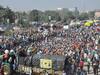 दिल्लीः कपकपाती ठंड और बारिश के बावजदू अपनी मांगों पर अड़े हुए हैं किसान, प्रदर्शन तेज करने की दी चेतावनी