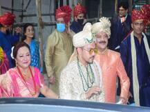 अपनी बारात में खुद दूल्हे राजा Aditya Narayan मां-बाप के संग खूब नाचते हुए आए नज़र, देखें Exclusive Photos