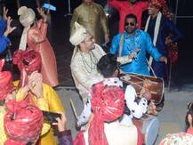 अपनी बारात में खुद दूल्हे राजा Aditya Narayan मां-बाप के संग खूब नाचते हुए आए नज़र, देखें Exclusive Photos