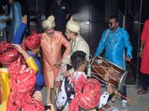 अपनी बारात में खुद दूल्हे राजा Aditya Narayan मां-बाप के संग खूब नाचते हुए आए नज़र, देखें Exclusive Photos