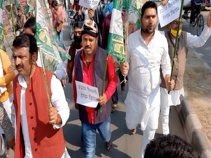 बिहार: औरंगाबाद में JDU कार्यकर्ताओं ने तेजस्वी की खिलाफ निकला आक्रोश मार्च, जानें- क्या है पूरा मामला Bihar: JDU activists march out against Tejashwi in Aurangabad, know what is the whole matter ann बिहार: औरंगाबाद में JDU कार्यकर्ताओं ने तेजस्वी की खिलाफ निकला आक्रोश मार्च, जानें- क्या है पूरा मामला