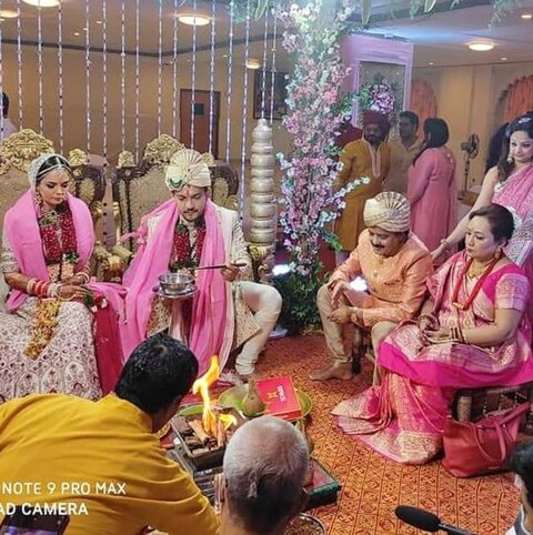 Wedding Album: शादी के बंधन में बंधे आदित्य और श्वेता, यहां देखिए जयमाला से लेकर फेरों तक की खास तस्वीरें