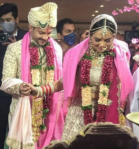 Wedding Album: शादी के बंधन में बंधे आदित्य और श्वेता, यहां देखिए जयमाला से लेकर फेरों तक की खास तस्वीरें