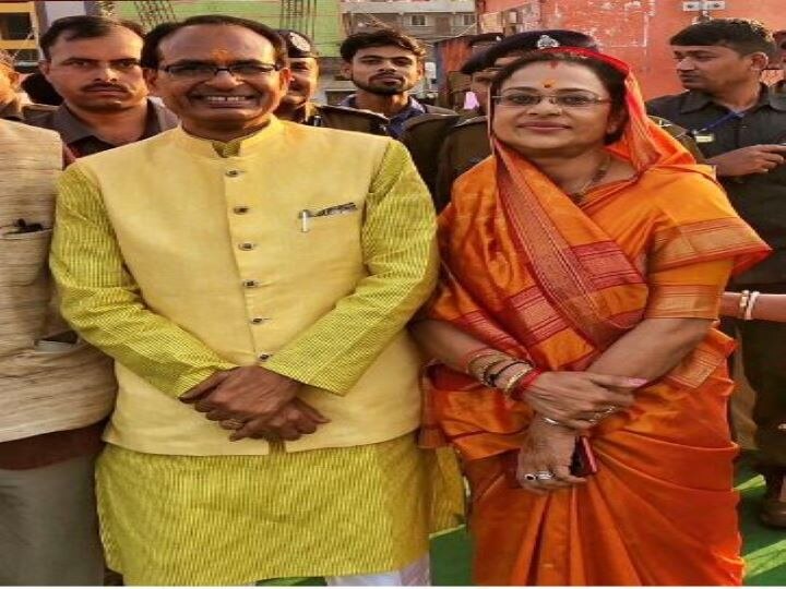 CM Shivraj Singh's wife accused of stealing 'Kavita', Congress told BJP expert in changing name CM शिवराज सिंह की पत्नी पर लगा ‘कविता’ चुराने का आरोप, कांग्रेस ने बीजेपी को बताया नाम बदलने में माहिर