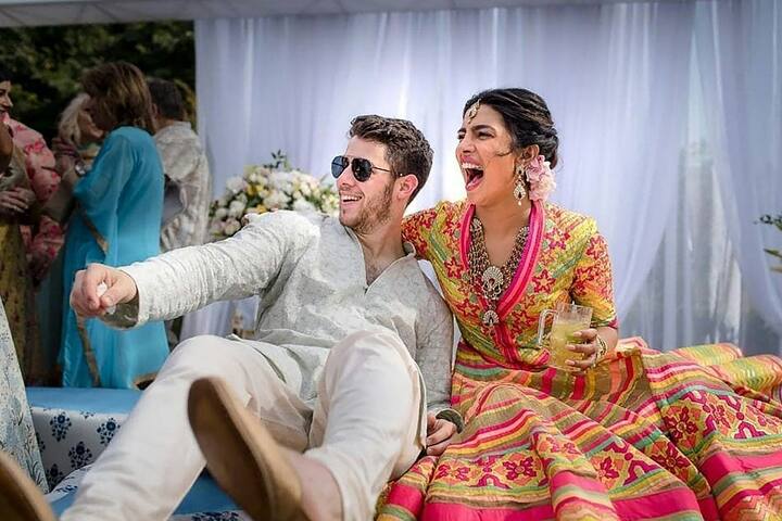 निक और प्रियंका ने एक दूसरे के साथ बिताए हसीन और यादगार पलों की तस्वीरें शेयर करते हुए बेहद प्यारा कैप्शन दिया है. दोनों ही सोशल मीडिया पर काफी एक्टिव रहते हैं. 