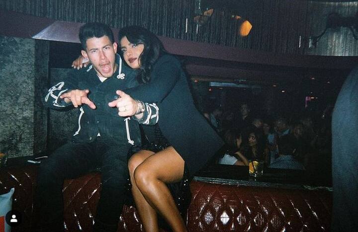 प्रियंका ने इस तस्वीर को शेयर करते हुए लिखा- 'शादी के 2 साल पूरे होने की बधाई. हमेशा मेरा साथ देने के लिए शुक्रिया. आप मेरी ताकत हैं, कमजोरी हैं और सब कुछ हैं. मैं आपसे बहुत प्यार करती हूं'.