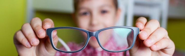Know the details of myopia eye disease including causes, symptoms and treatment कहीं आपके बच्चे की आंखों में मायोपिया तो नहीं, जानें इसके लक्षण, कारण और इससे बचने के तरीके