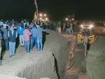 उत्तर प्रदेश: चार साल का बच्चा तीस फीट गहरे बोरवेल के गड्ढे में गिरा, बचाने की कोशिशें जारी