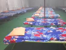 फिरोजाबाद: खबर का असर, नगर आयुक्त ने किया निरीक्षण, खुले में सो रहे लोगों को पहुंचाया रैन बसेरे