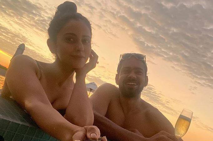 इस तस्वीर में आप रकुल को उनके भाई के साथ देख सकते हैं. (Photo Credit: Rakul Preet Singh Instagram)