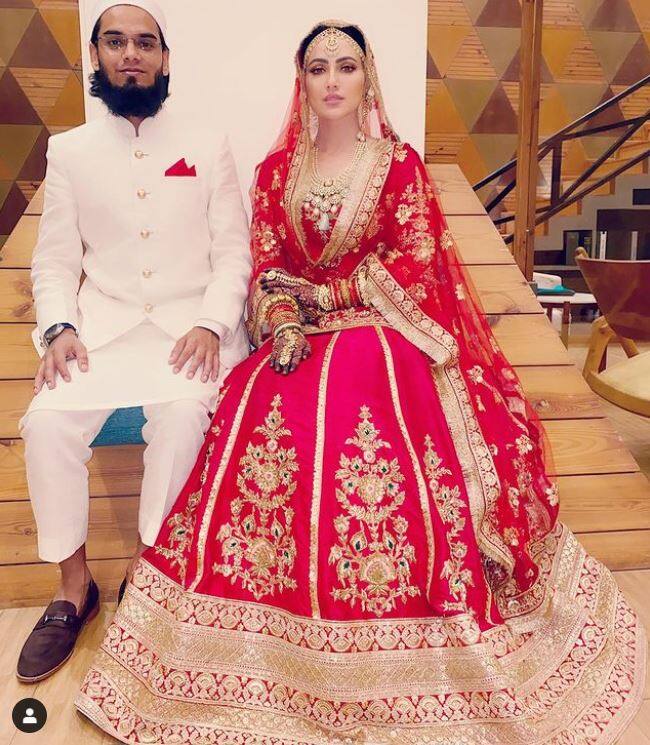 इस वीडियो के साथ ही सना खान ने अपनी शादी की कुछ और ताजा तस्वीरें शेयर की हैं, जिसमें वह बेहद खूबसूरत नजर आ रही हैं.