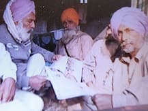 अखबार और मोबाइल के जरिए आंदोलन की पल-पल की खबरों से जुड़ रहे हैं सड़कों पर बैठे किसान